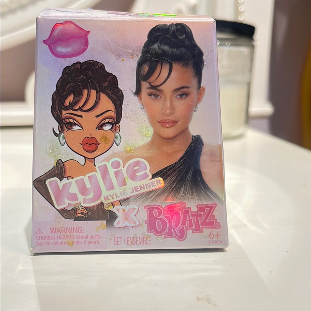 Kylie Jenner and Bratz Pink and Black Figures Playset